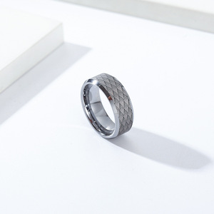 Anillo de tungsteno grabado con láser, con textura degradada apilada, estilo Instagram, para hombre, personalizado en oro tungsteno. - Product Image 3