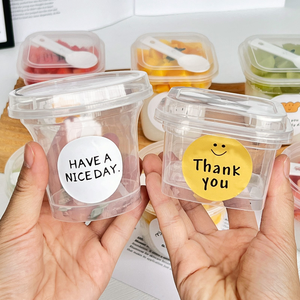 Vasos Redondos Transparentes de Plástico PET <span class=keywords><strong>al</strong></span> <span class=keywords><strong>por</strong></span> <span class=keywords><strong>Mayor</strong></span> con Cucharas, Envases de Grado Alimenticio con Logotipo Personalizado para Mousse, Pudín y Queso - Product Image 3