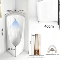 Urinoir d'angle blanc sur pied en céramique avec capteur et chasse à commande manuelle pour toilettes publiques compactes, équipement sanitaire