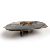 Table basse en marbre massif de forme libre Dream Home, ornement artistique en bronze vieilli, bord naturel irrégulier, table basse de designer haut de gamme pour villa