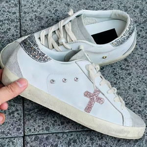 Chaussures de skate tendance de luxe avec talon doré et design à empiècements, chaussures décontractées antidérapantes, style délavé pour skateboard - Product Image 2