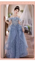 Robe de soirée élégante bleue à épaules dénudées, motif floral, style luxe léger, haute couture, ornée de paillettes, nouvelle collection 2026, modèle S3501N, très tendance.