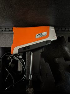 Analyseur XRF portable Olympus Vanta d'occasion, couleur orange, pour l'analyse des métaux et des alliages précieux, fonctionne sur batterie - Product Image 3