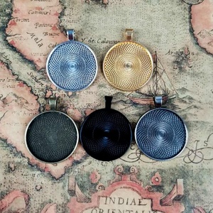 Strahlender Sonnenstrahl Runder Fassungsanhänger Rohling mit Einzelschlaufe für Cabochon-Fassung für Foto-Medaillons zum Basteln - Product Image 1