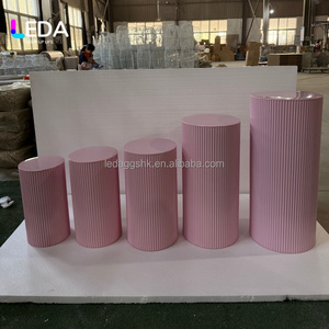 Juego de 5 Pedestales Metálicos Rosados Modernos LEDA para Tartas de Boda, para Decoración de Eventos - Product Image 1