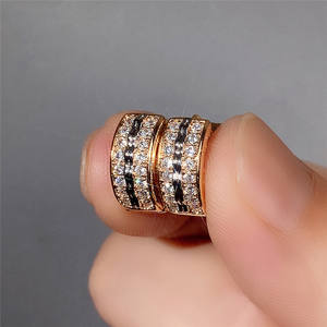 Orecchini a Cerchio Classici Bicolore in Oro Massiccio 18K con Diamanti Taglio Brillante Rotondo Incastonati a Canale per Uso Quotidiano Femminile - Product Image 4