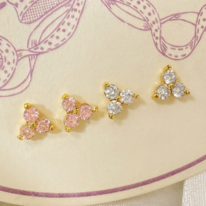 Pendientes de tuerca coreanos de moda chapados en oro con tres circonitas en forma de flor, pequeños, delicados y minimalistas, ¡gran oferta! - Product Image 3