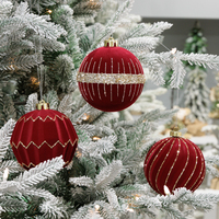 Boule de Noël en velours bordeaux floqué de 12 cm en gros avec pendentifs d'arbre de Noël peints à la main