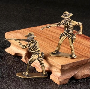 Estatua de Guerrero, <span class=keywords><strong>Duelo</strong></span> de Pistolas, Adornos de Latón, Juguetes, Mascotas de Mesa, Regalos, Artesanías - Product Image 1