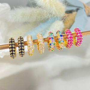 Boucles d'oreilles créoles hypoallergéniques plaquées or 18 carats, rondes arc-en-ciel, pavées de zircone cubique, style Huggies - Product Image 2