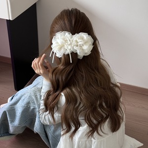 Jepit Rambut Bunga Chiffon Terbaru untuk Wanita, Jepit Rambut Bunga Ganda Mutiara Elegan dengan Pita Jala untuk Pesta dan Kegunaan Sehari-hari - Product Image 1