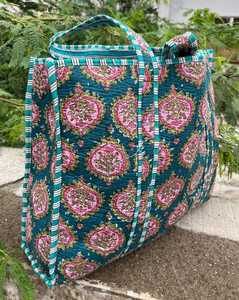 Sac fourre-tout matelassé en coton, fabriqué à la main en Inde, en tissu imprimé au bloc, sac à bandoulière pour voyage et shopping - Product Image 4