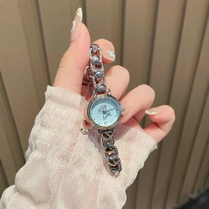 Reloj de cuarzo para mujer con cadena en forma de corazón, esfera de mariposa, reloj de pulsera vintage a la moda para mujer - Product Image 4