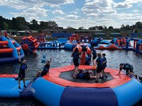 Parc aquatique gonflable avec parcours d'obstacles flottant et plateforme de trampoline pour adultes et enfants, idéal pour les lacs et les centres de villégiature