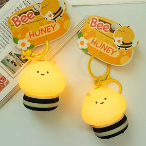 Mini Portachiavi Luminoso a Forma di Ape, Giocattolo Anime, Regalo per Bambini, Decorazione per Borse, Luce Notturna Portatile, Regali di Compleanno - Product Image 1