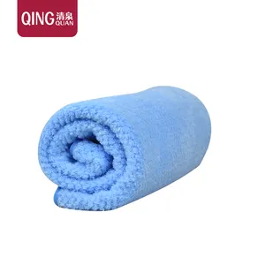 热卖100% 超细纤维针织珊瑚绒面料库存毛毯床上用品浴巾经典提花珊瑚绒面料