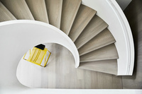 Escalier intérieur en spirale de haute qualité, garde-corps en verre, design moderne, acier, bois, pierre naturelle, écologique, durable pour hôtel