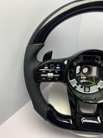Volant en bois noir brillant et cuir pour W205 W213 G63 avec surpiqûres blanches perforées pour un look sportif et performant