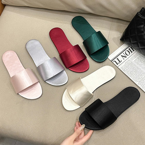 Sandales de luxe pour femmes de haute qualité, chaussures de créateur, en caoutchouc souple, respirantes, en soie, nouvelle conception, pantoufles pour femmes - Product Image 1