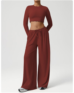 Top e pantaloni sportivi sportivi da donna a figura intera sono adatti per lo Yoga e le attività quotidiane. Arrivano in un Set di due pezzi. - Product Image 4