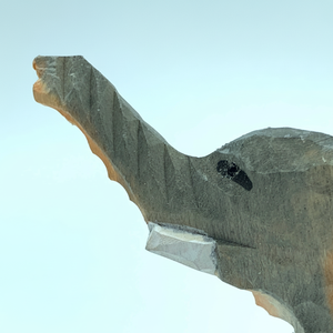 Scultura di elefante in legno intagliato a mano figurina elegante realizzata ad arte - Product Image 1