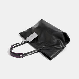 Petit MOQ Sac à main fourre-tout noir pour femme en PU vegan, style vintage, résistant à l'eau, avec fermeture éclair, portable, à bandoulière - Product Image 5