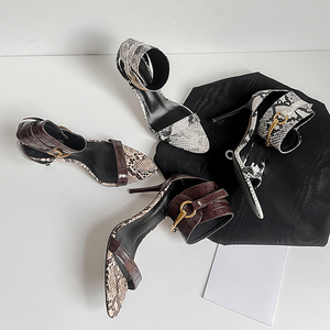 Zapatos de tacón de aguja alto para mujer con una sola tira, sandalias de vestir con punta abierta, adorno metálico y estampado de serpiente - Product Image 4