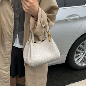 Bolso de mano tipo cubo inclinado de PU impermeable, duradero y de color sólido a la moda para mujer, bolso tote de gran capacidad - Product Image 2