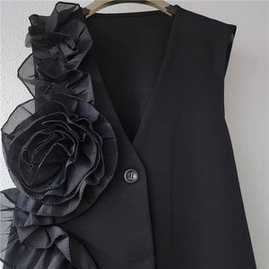 Femmes <span class=keywords><strong>gilet</strong></span> col en v 3d grande <span class=keywords><strong>maille</strong></span> fleurs couleur unie simple boutonnage <span class=keywords><strong>sans</strong></span> manches <span class=keywords><strong>gilet</strong></span> 2025 été nouvelle mode - Product Image 4