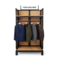 Présentoir à vêtements moderne personnalisé - Portant double face en métal et bois pour boutique avec étagères réglables et barre de suspension