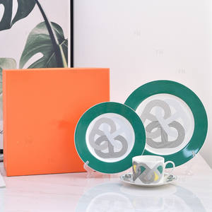 Ensemble de vaisselle de luxe moderne en porcelaine fine avec bord doré, motif doux et durable, pour la maison, les fêtes et les restaurants - Product Image 6