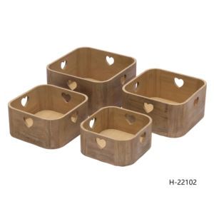 Panier de rangement carré en bois de couleur charretée de degré moyen avec poignées en forme de cœur. Style américain. Produit écologique. - Product Image 1