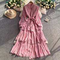 Robe midi décontractée pour femme, élégante, à manches longues, avec empiècements en dentelle, coupe trapèze, col montant, ceinturée et à volants étagés, pour le quotidien
