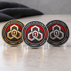 Moneda Conmemorativa Personalizada de Tres Colores para Reconocimiento Corporativo de Excelencia en Equipos, OEM ODM - Product Image 1