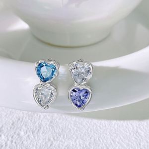 Colección Minimalista Dylam, Pendientes de Plata de Ley 925 con Baño de Rodio, Hechos con Elementos Infinitos, Zirconia en Forma de Corazón - Product Image 2