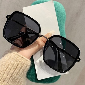 Lunettes de soleil polarisées anti-ultraviolets à monture large pour femmes, tendance pour les voyages en plein air, la conduite et la mode - Product Image 4