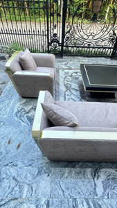 Ensemble de fauteuils modernes en velours avec finitions dorées, mobilier de salon extérieur contemporain pour cour - Product Image 1