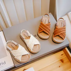 صنادل للبنات 2024 أحذية شاطئ صيفية كاجوال جديدة نعل ناعم للفتيات الصغار تصميم بسيط للبيع بالجملة