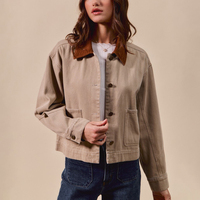 Blouson court beige bien conçu pour femme, col à volants marron, matelassé, rayé, hiver, poches plaquées, vente en gros personnalisée
