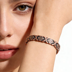 ヨーロッパ系アメリカ人のファッショナブルなローズ柄の金メッキバングル、女性への記念日ギフトに - JKブランド、中国/グアテマラ産 - Product Image 6