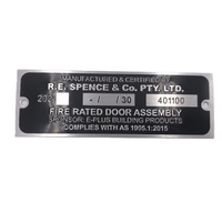 Étiquette de porte personnalisée en aluminium argenté avec lettres en relief, sérigraphiée, résistante au feu, avec code QR et numéro de série gravé