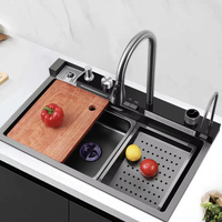 Évier avec porte-gobelet et égouttoir, évier de cuisine, évier en acier inoxydable fait à la main avec robinet.