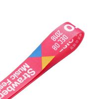 Bracelet en tissu satiné écologique pour événements et festivals, avec design imprimé en relief, couleurs personnalisées, logo élastique pour une utilisation promotionnelle