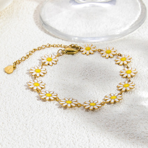 สร้อยข้อมือเดซี่ไทเทเนียมสตีล ชุบทอง 18K ดีไซน์ลายดอกไม้ ของขวัญเครื่องประดับ - Product Image 3