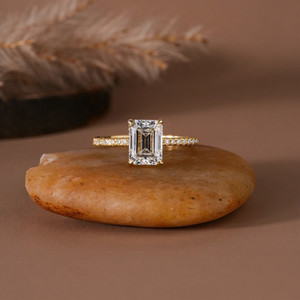 Anillo de Compromiso Clásico con Diamante Cultivado en Laboratorio con Corte Esmeralda, Certificado IGI, Halo Oculto, Banda Pavé, Oro Amarillo Sólido, Joyería Nupcial - Product Image 1