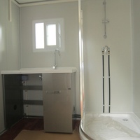 Toilettes portables durables et modernes, salle de bain préfabriquée, douche extérieure, activités en parc public, construction en panneaux sandwich
