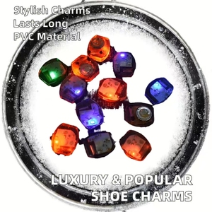 도매 만화 귀여운 PVC <span class=keywords><strong>LED</strong></span> 발광 야광 참 장식품 어린이 신발 DIY 부품 클로그 장식 - Product Image 2