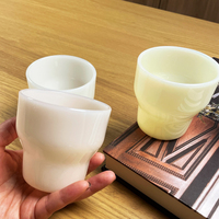 Stapelbarer farbiger Borosilikat-Jadeglas becher Benutzer definiertes Logo 200ml Milchglas becher Hitze beständiger Glas trinkbecher für den Großhandel
