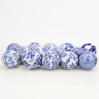 Objet décoratif sphérique en céramique, style chinois moderne, motifs aléatoires, porcelaine bleue et blanche.