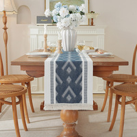 Longue nappe de chemin de table en coton et lin avec pompon simple et moderne